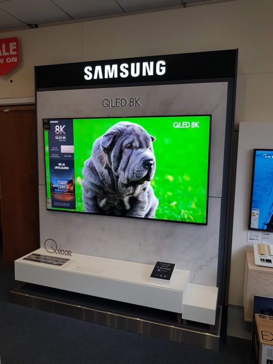 dog on tv at samsung stand